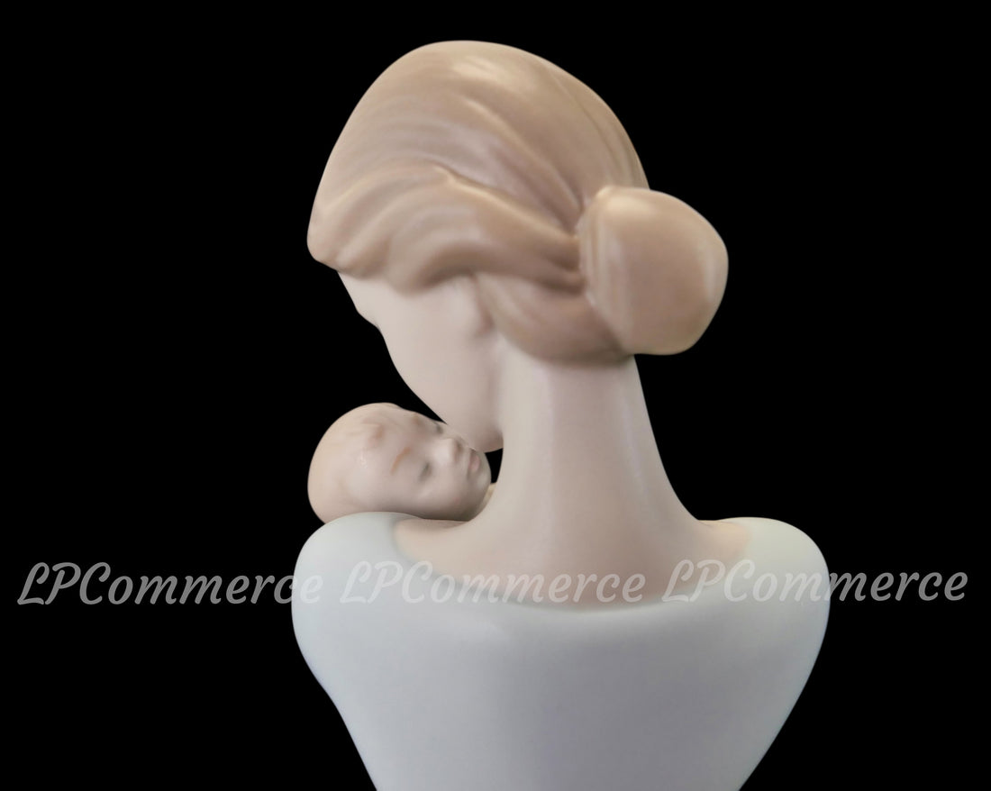 Abbraccio Materno: L’eleganza di una scultura Lladró