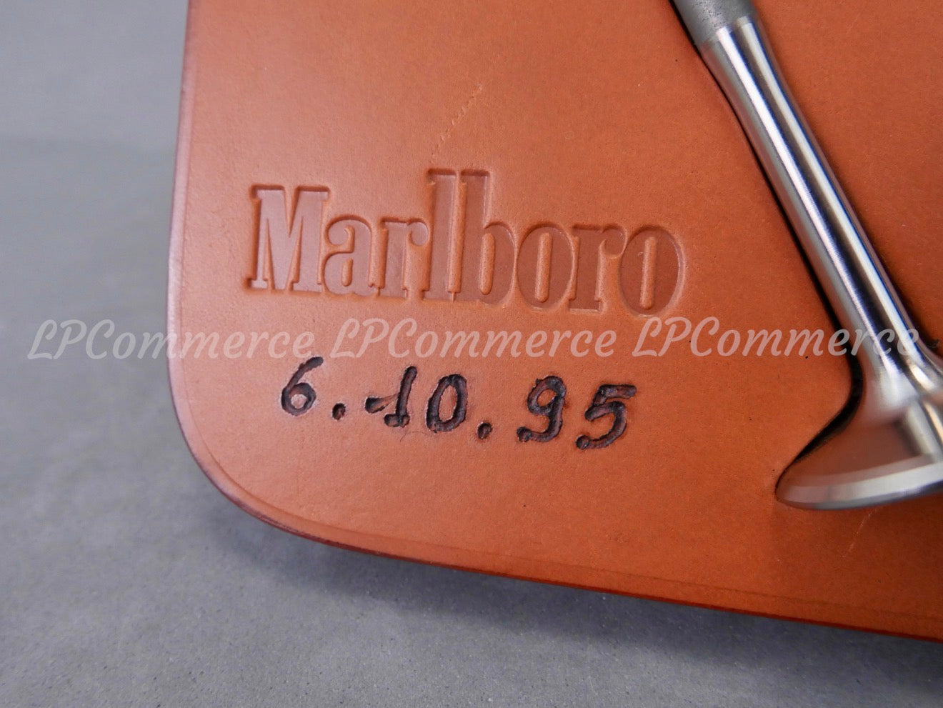 Fermacarte Ferrari su base cuoio Schedoni Valvole Formula Uno F1 1995 Marlboro