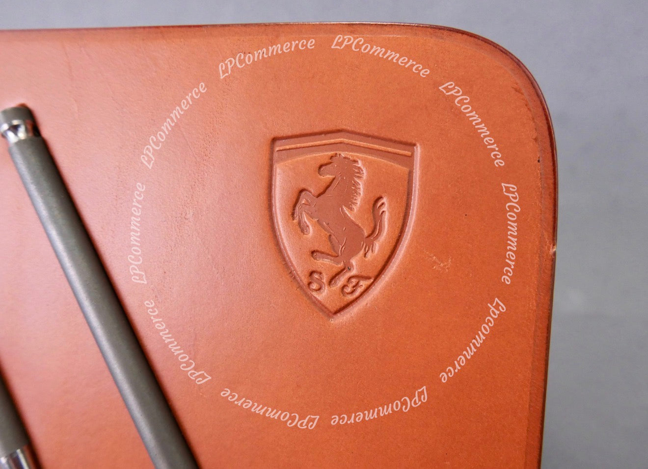 Fermacarte Ferrari su base cuoio Schedoni Valvole Formula Uno F1 1995 Marlboro