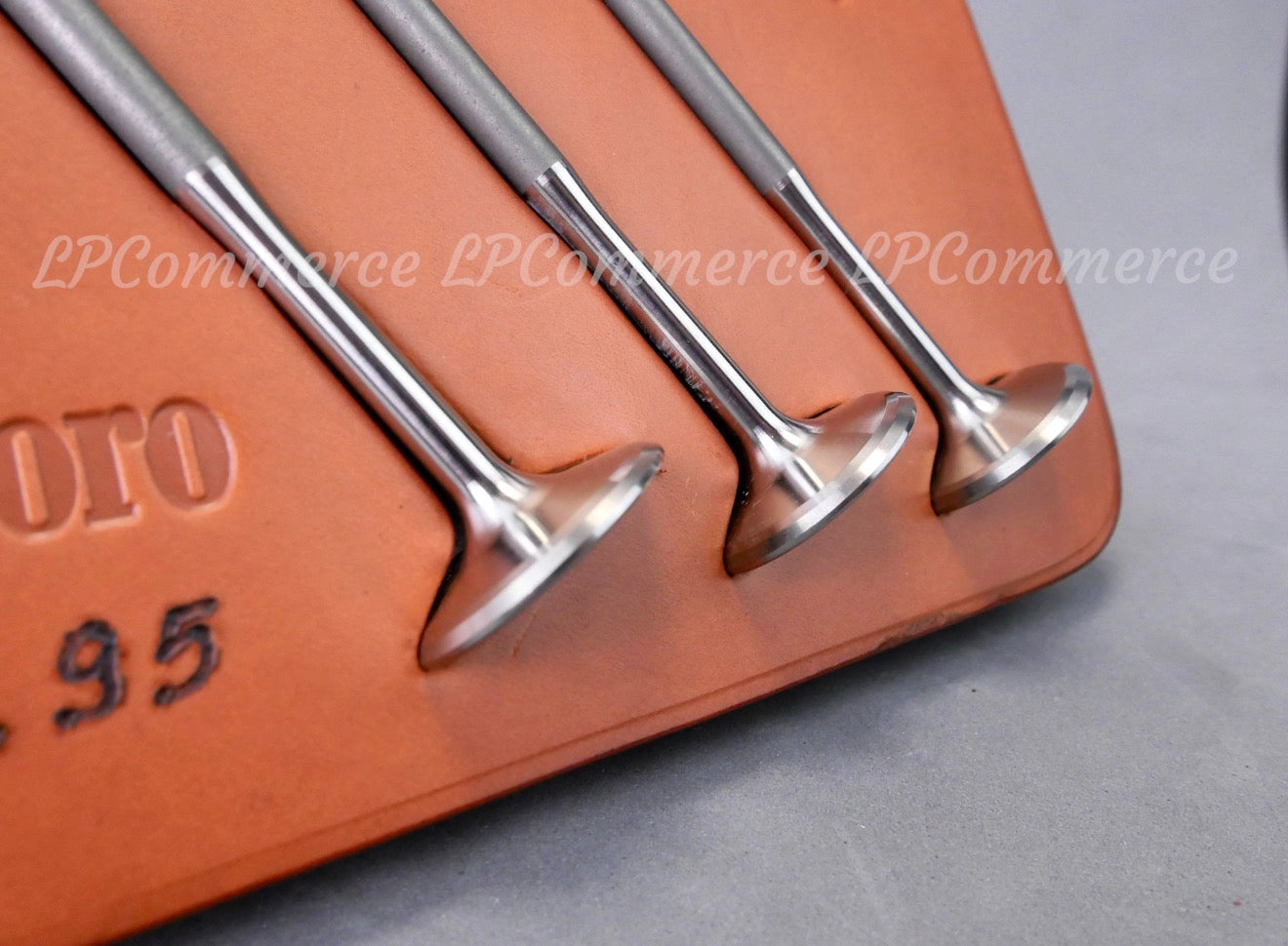 Fermacarte Ferrari su base cuoio Schedoni Valvole Formula Uno F1 1995 Marlboro