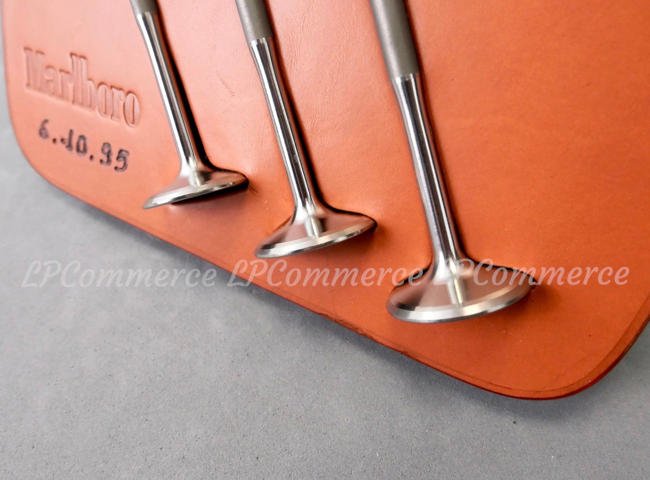 Fermacarte Ferrari su base cuoio Schedoni Valvole Formula Uno F1 1995 Marlboro