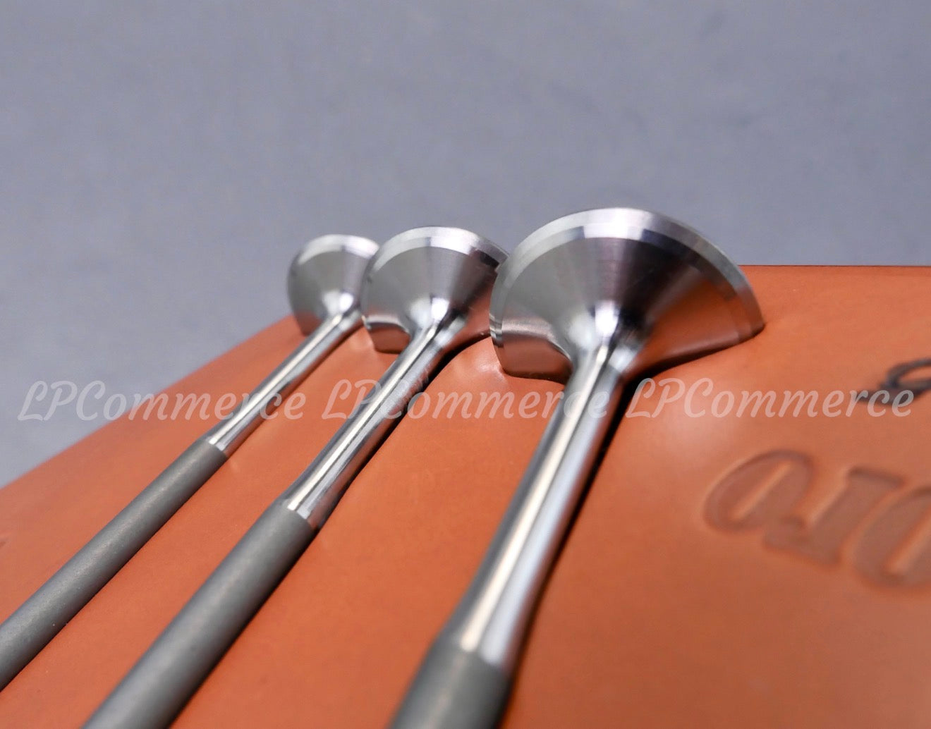 Fermacarte Ferrari su base cuoio Schedoni Valvole Formula Uno F1 1995 Marlboro