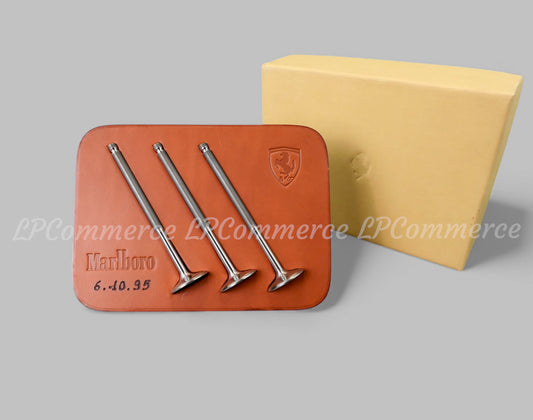 Fermacarte Ferrari su base cuoio Schedoni Valvole Formula Uno F1 1995 Marlboro