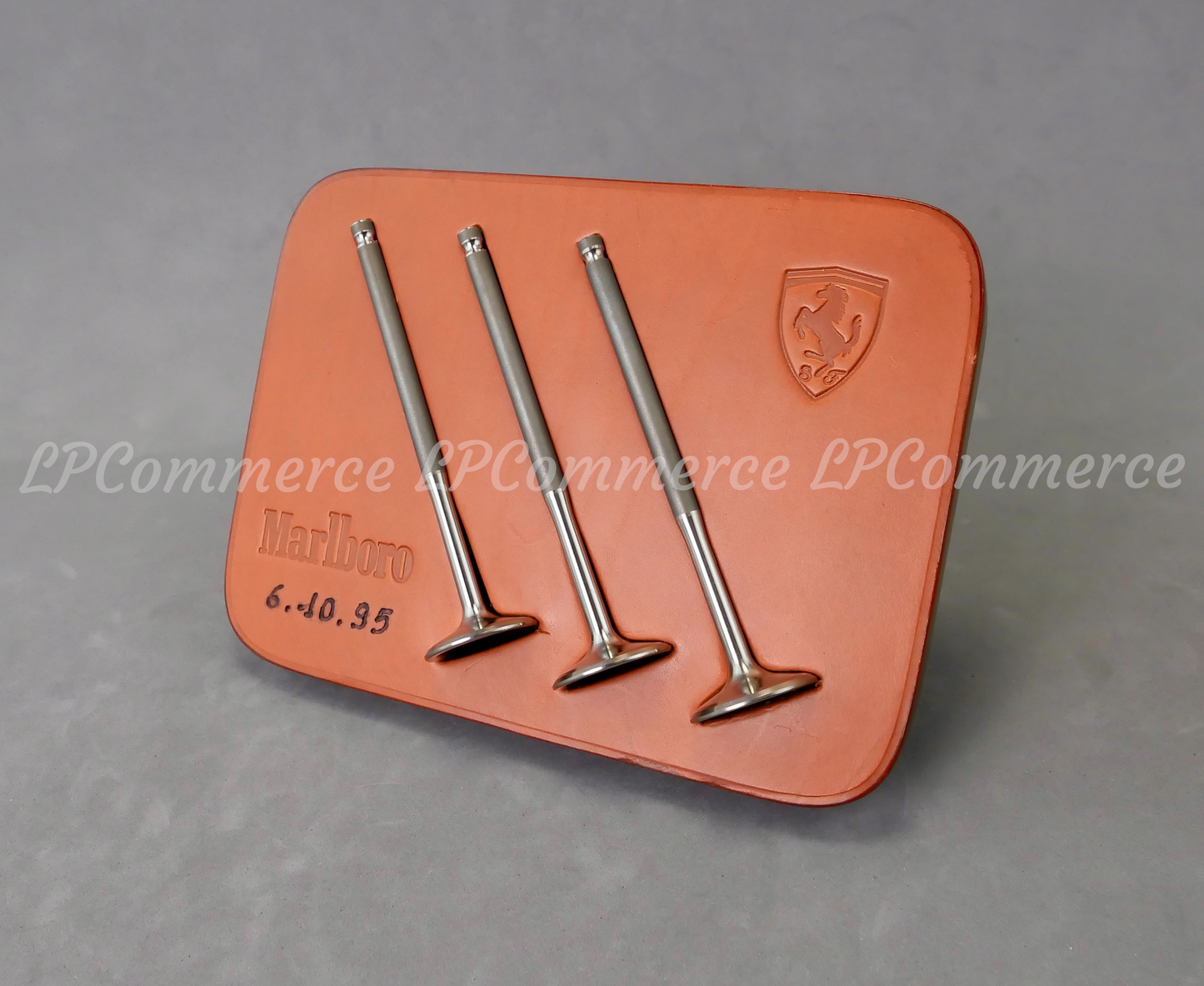 Fermacarte Ferrari su base cuoio Schedoni Valvole Formula Uno F1 1995 Marlboro