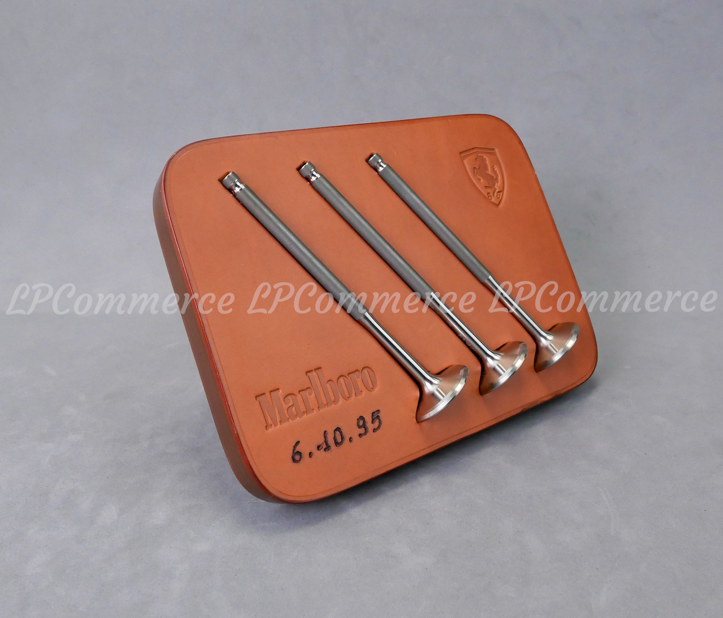 Fermacarte Ferrari su base cuoio Schedoni Valvole Formula Uno F1 1995 Marlboro