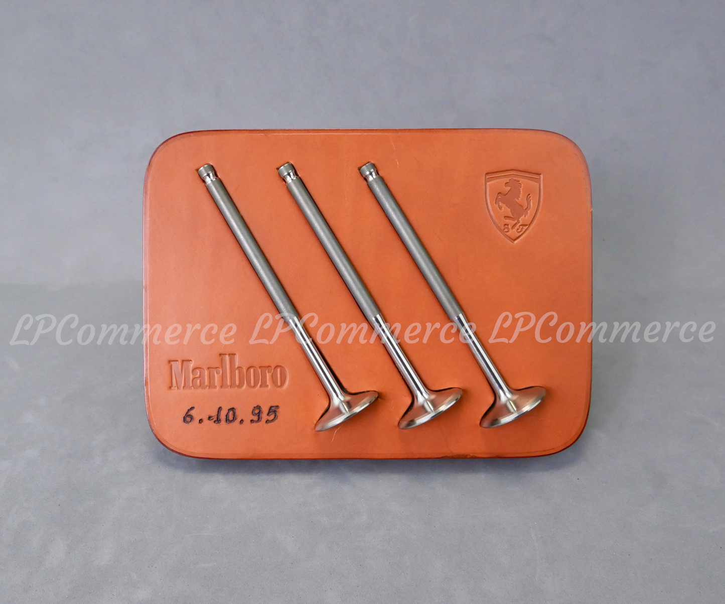 Fermacarte Ferrari su base cuoio Schedoni Valvole Formula Uno F1 1995 Marlboro