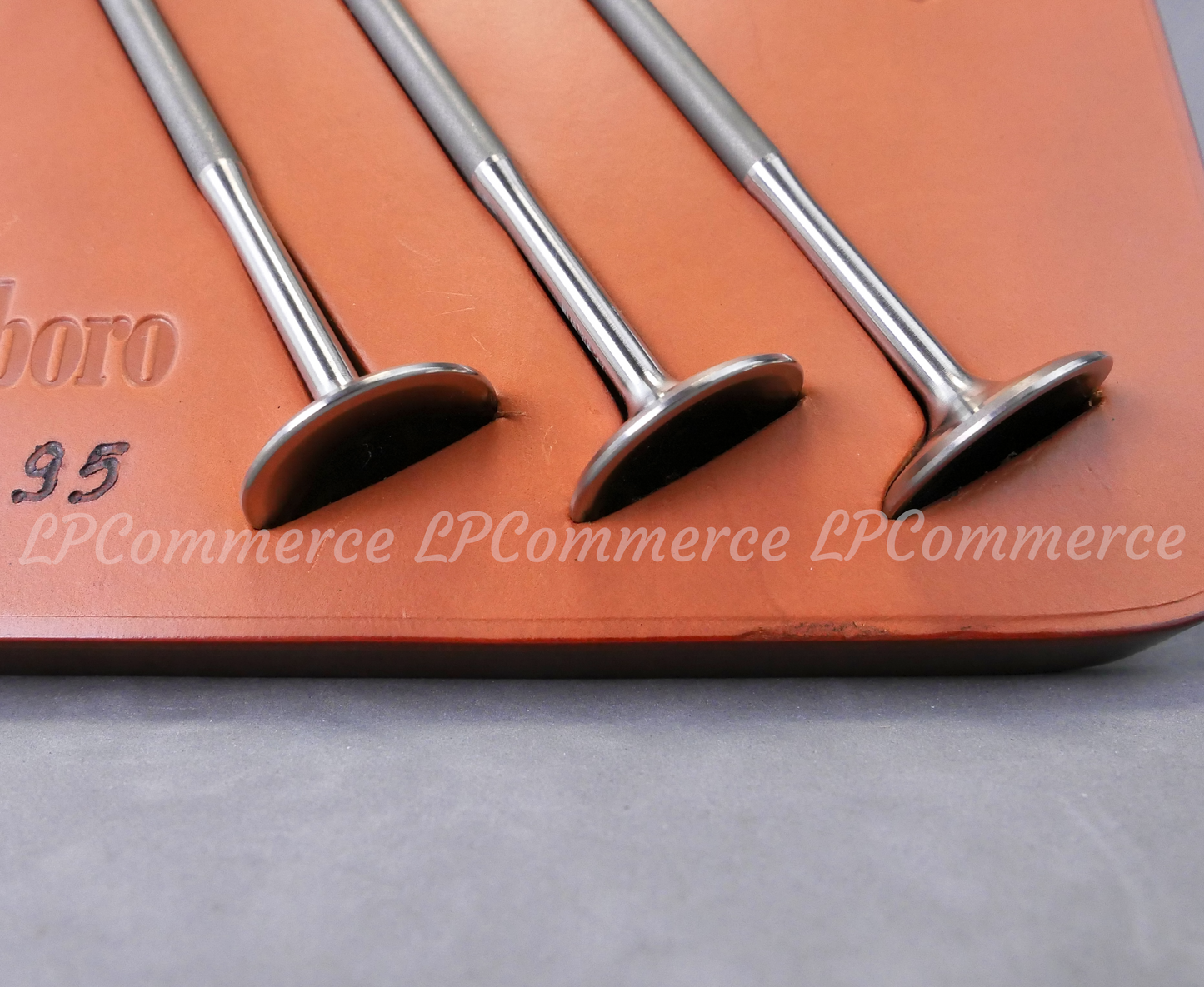 Fermacarte Ferrari su base cuoio Schedoni Valvole Formula Uno F1 1995 Marlboro