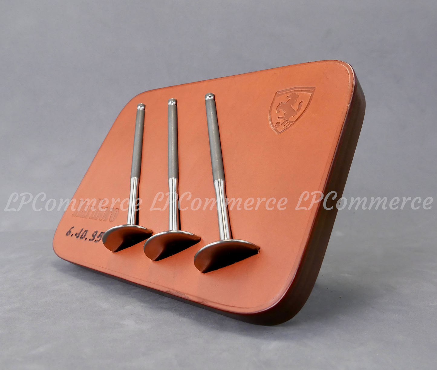 Fermacarte Ferrari su base cuoio Schedoni Valvole Formula Uno F1 1995 Marlboro