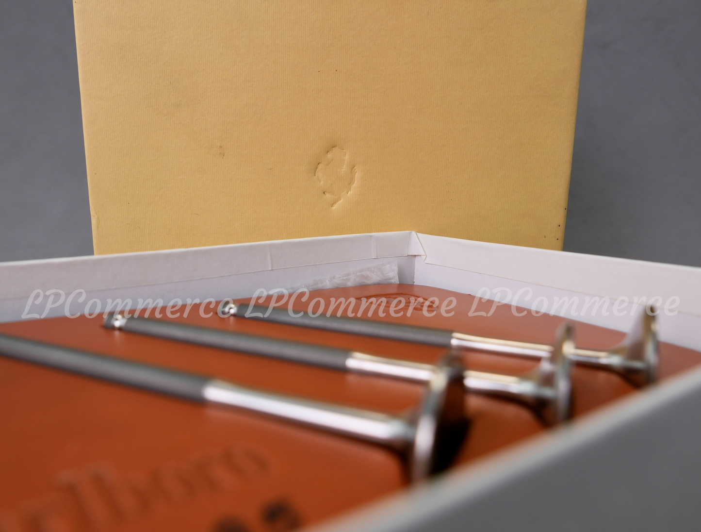 Fermacarte Ferrari su base cuoio Schedoni Valvole Formula Uno F1 1995 Marlboro